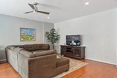 4413 Koehler St #D — Photo 10
