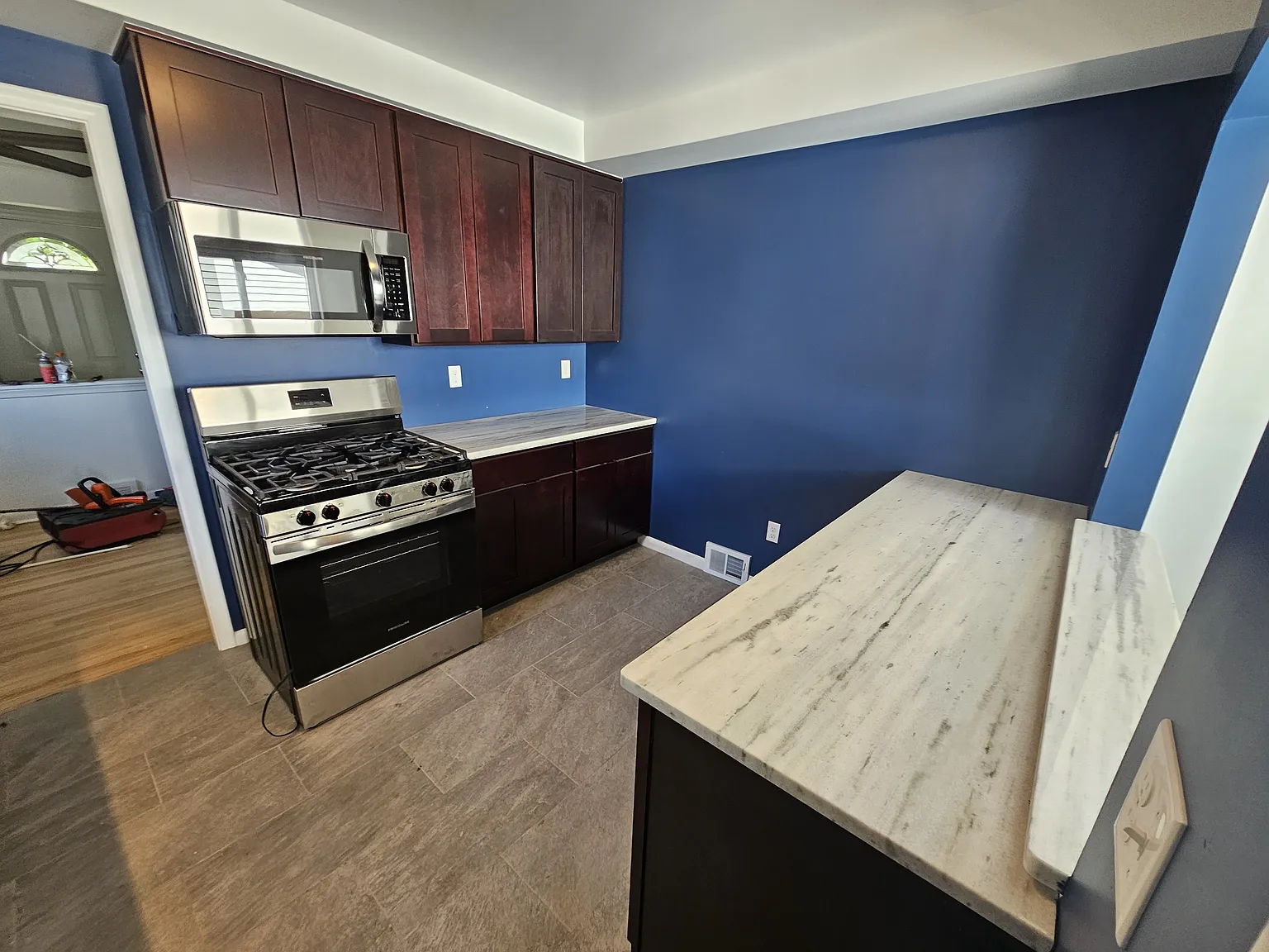 3 bed, 1200 sqft, $2,200 — Photo 2