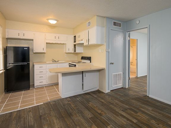 3rd image of 1015 Hall Ave #6