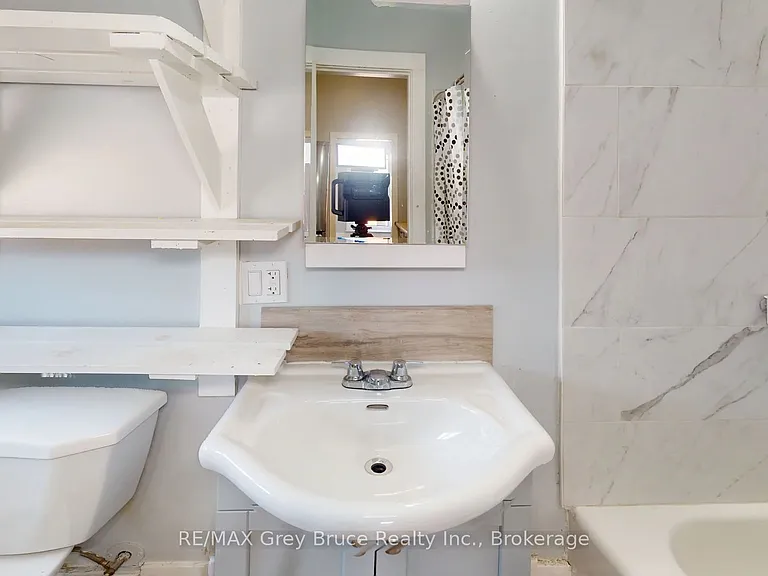 844 2nd Ave E #6 — Photo 4