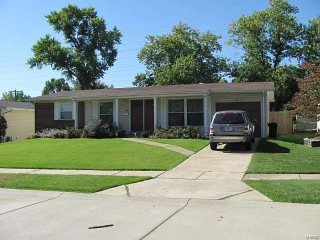 1390 Madison Ln photo 1