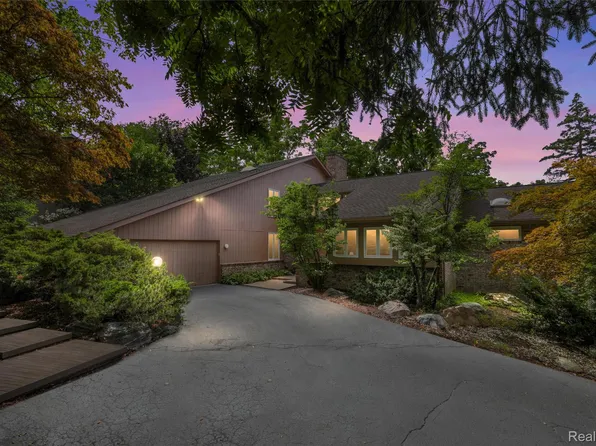 4972 Champlain Cir, West Bloomfield, MI 48323