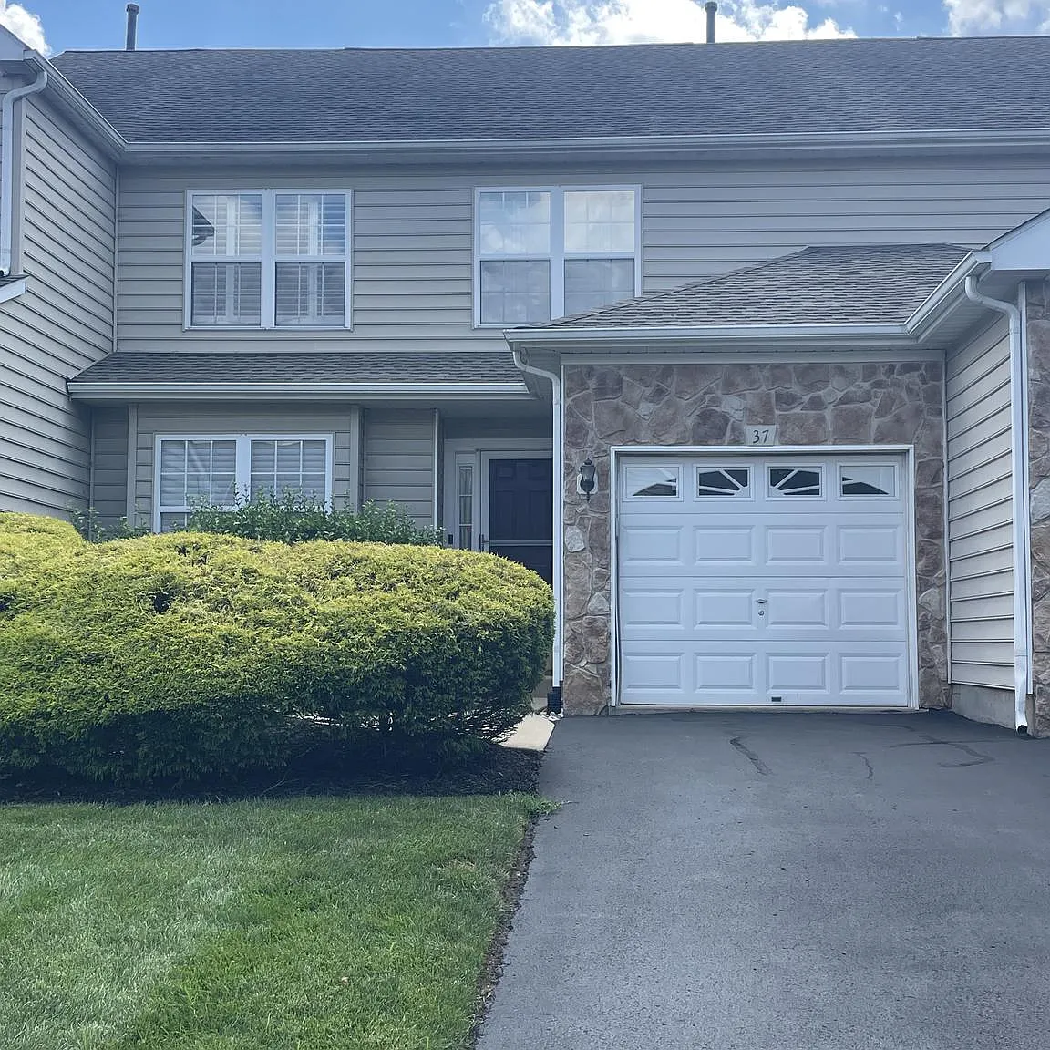 3 bed, 2.5 bath, 1996 sqft, $4,000 — Photo 1