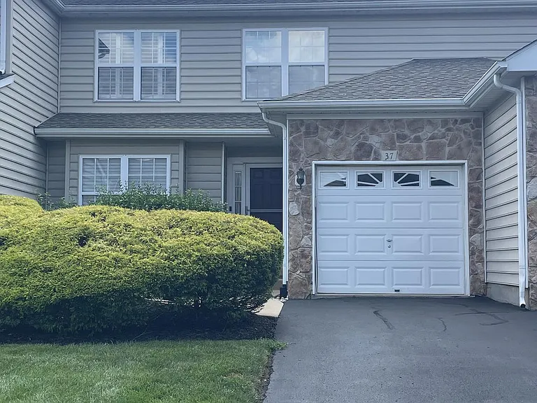37 Palmer Dr — Photo 1