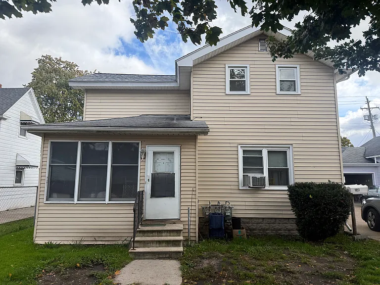 1813 Broadway St — Photo 2