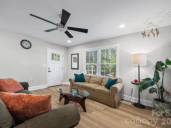 5th image of 806 Cedar St