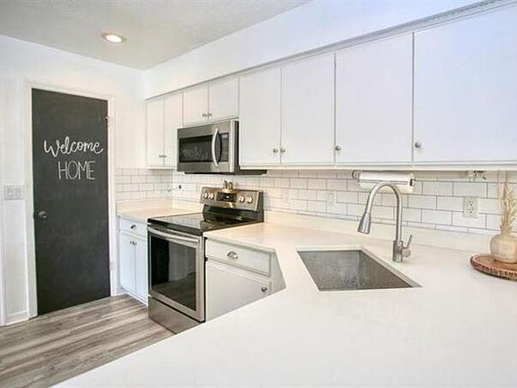 2nd image of 9982 Aloma Bend Ln