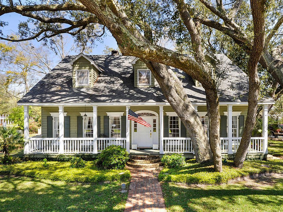 1st image of 10 Bayou Oaks Ln