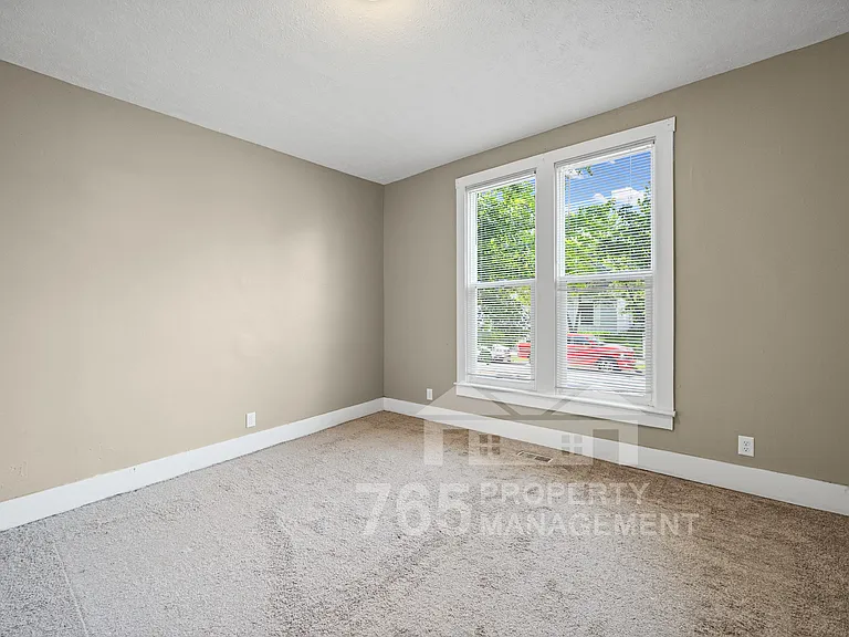 1706 Everett St — Photo 9