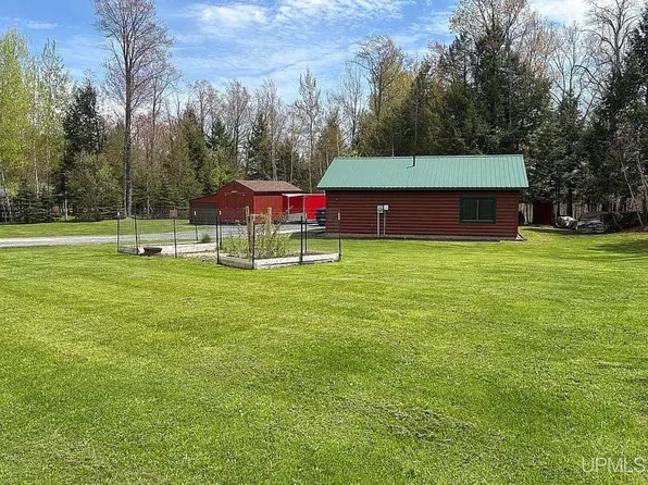 14220 Mapleview Dr, Baraga, MI 49908