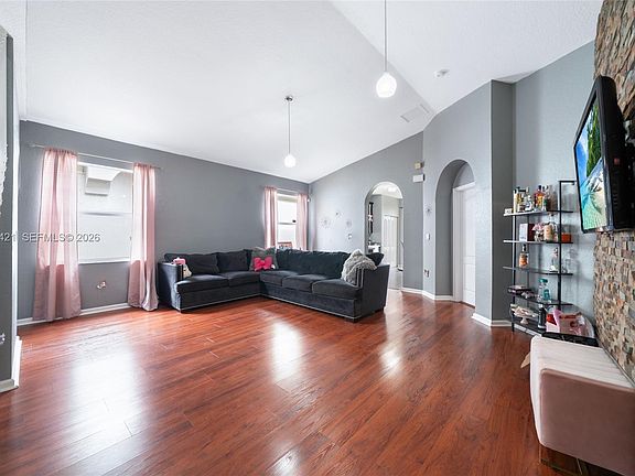 4th image of 1097 NE 40th Rd