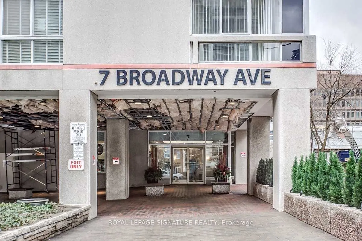 Broadway Plaza — Photo 2