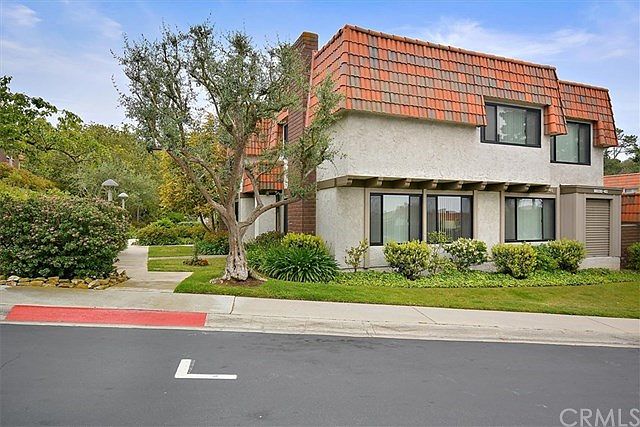 Side view of 28135 Ridgecove Court South