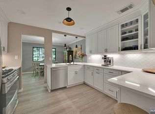 2716 Hemingway Ln, Mahwah, NJ 07430