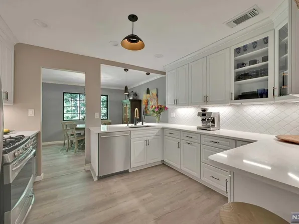 2716 Hemingway Ln, Mahwah, NJ 07430