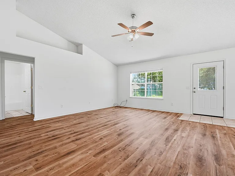 2030 Hawthorne Dr — Photo 5