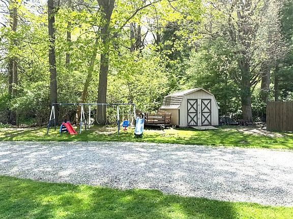 3rd image of 5891 Sand Rd