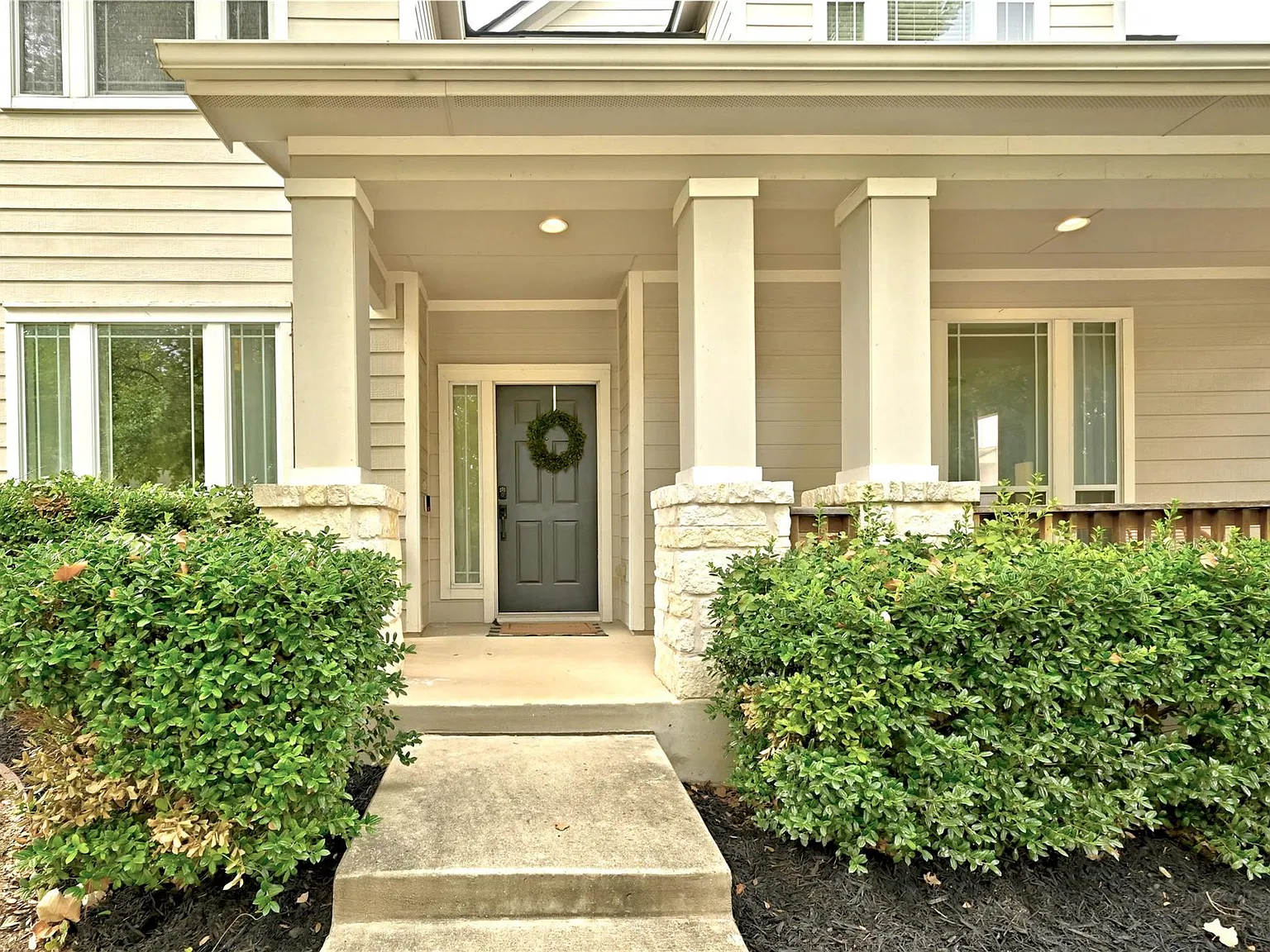 4 bed, 2.5 bath, 2722 sqft, $2,500 — Photo 2