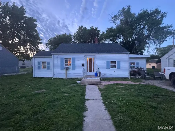 1121 E Lorena Ave, Wood River, IL 62095