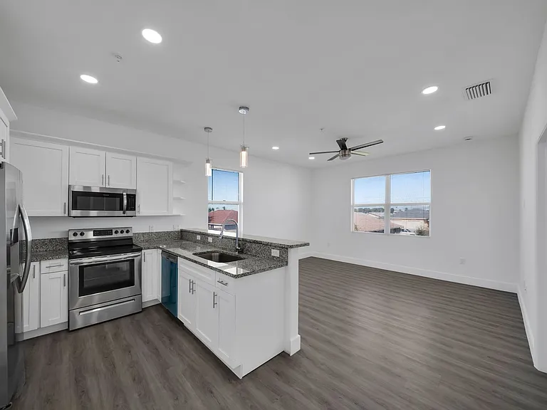 275 SW 4th St #220 — Photo 44