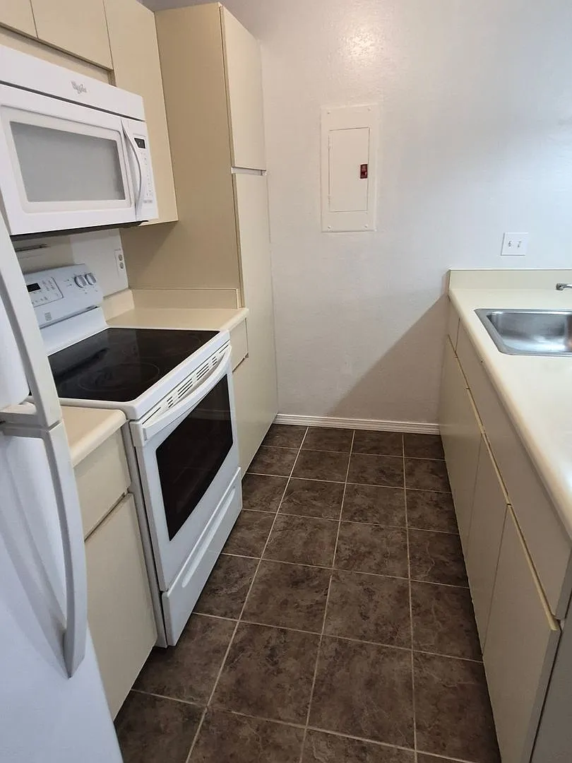 Centrally located 1bd, 1ba, 1pkg 512sqft. w/Lanai for $2100 — Photo 3