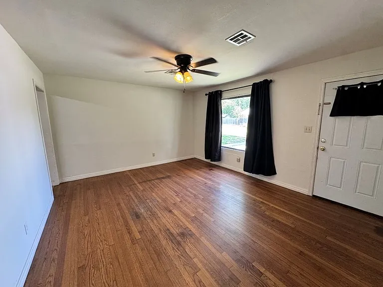 1122 N Flood Ave — Photo 6