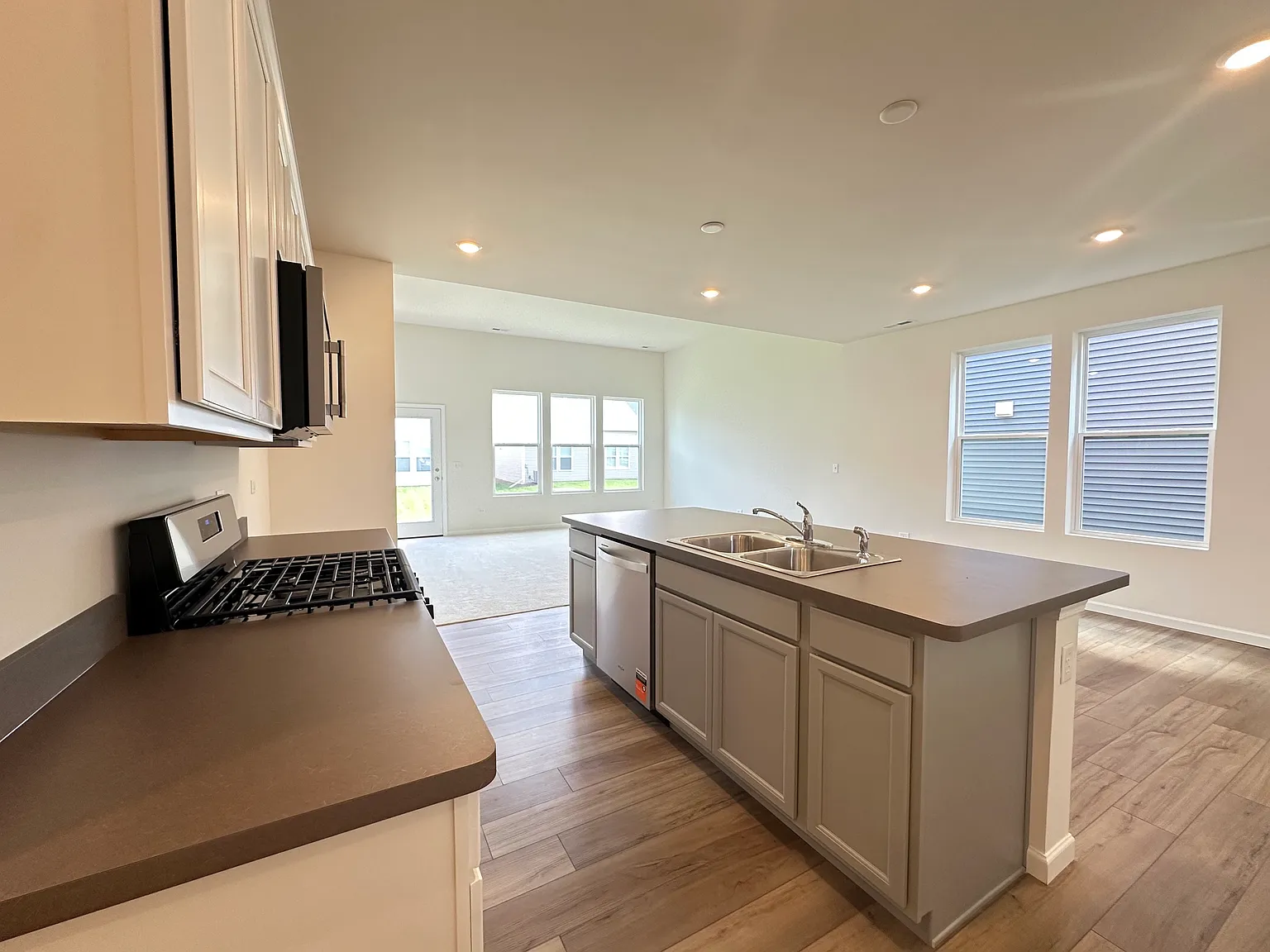3 bed, 2.5 bath, 2104 sqft, $3,700 — Photo 4