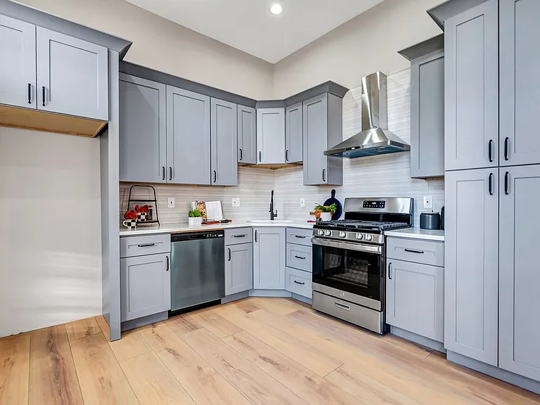 1000 Barton St — Photo 12