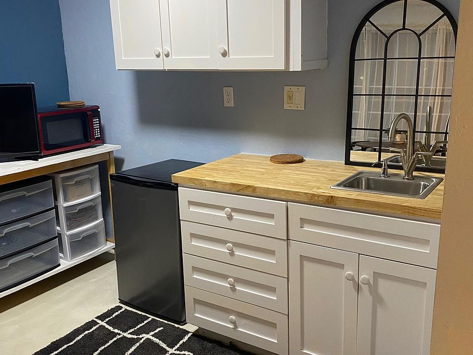 Kitchen area - lots of storage!
