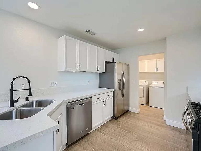 3328 Epson St — Photo 9