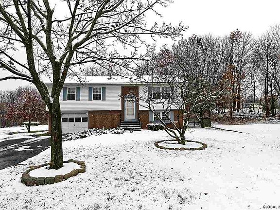 3rd image of 118 SPRING HOLLOW Drive