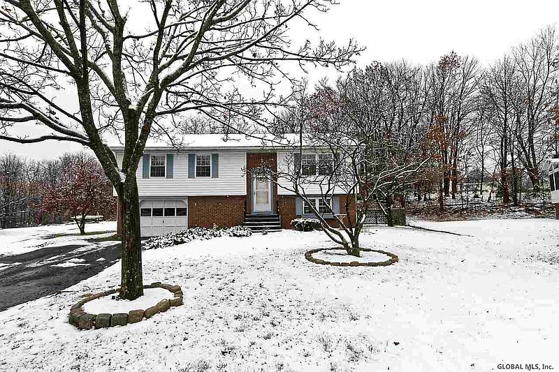 3rd image of 118 SPRING HOLLOW Drive