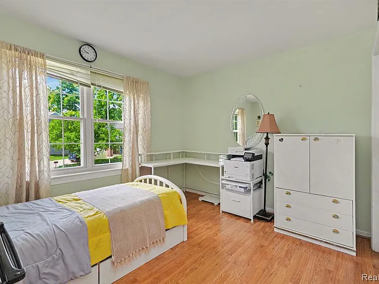 425 Thornridge Ct — Photo 21