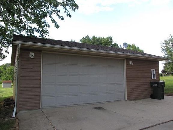 2.5 car garage with bathroom