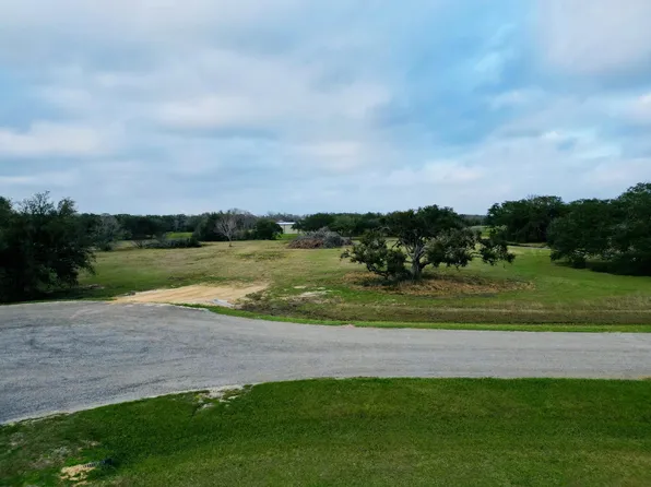 13 Center Tree Dr, Palacios, TX 77465