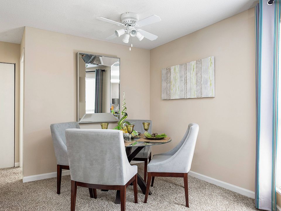 Charming Dining Area with Ceiling Fan