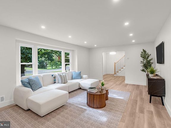 5th image of 1 Colleen Cir