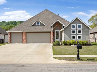 19148 E Chinquapin Dr, Catoosa, OK 74015