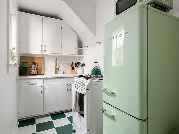 3rd image of 122 Rutledge Ave #B