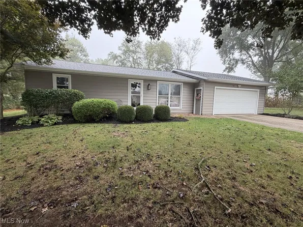 161 York Dr SE, New Philadelphia, OH 44663