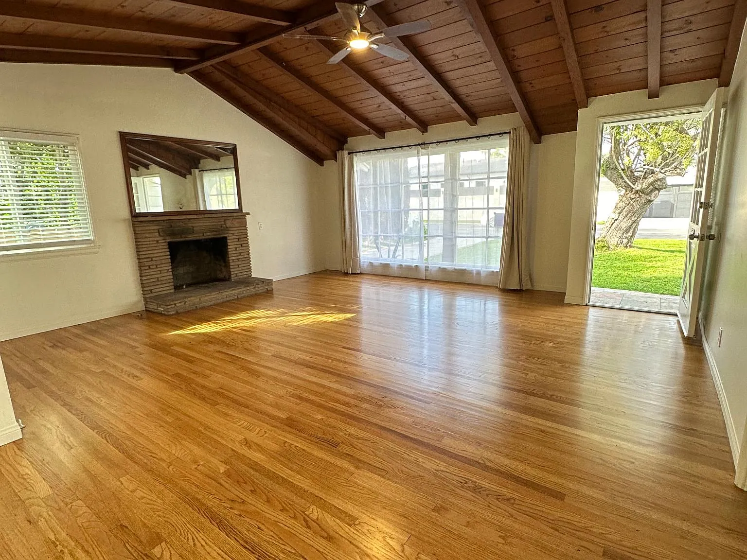 2 bed, 1400 sqft, $4,250 — Photo 3