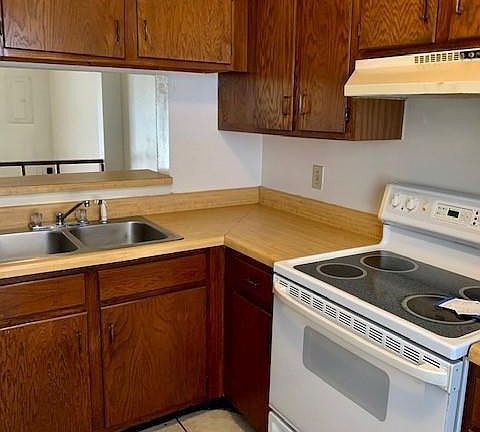 TILED EAT-IN KITCHEN FLOORS.  