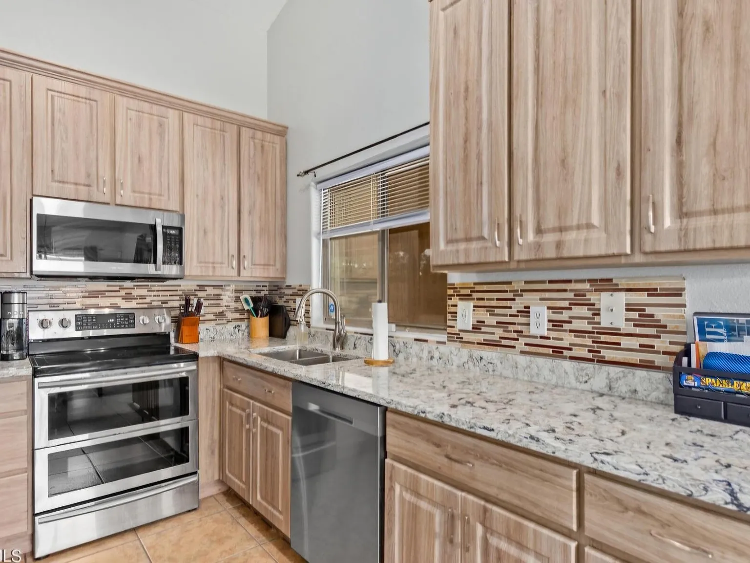 3 bed, 1250 sqft, $2,100 — Photo 4