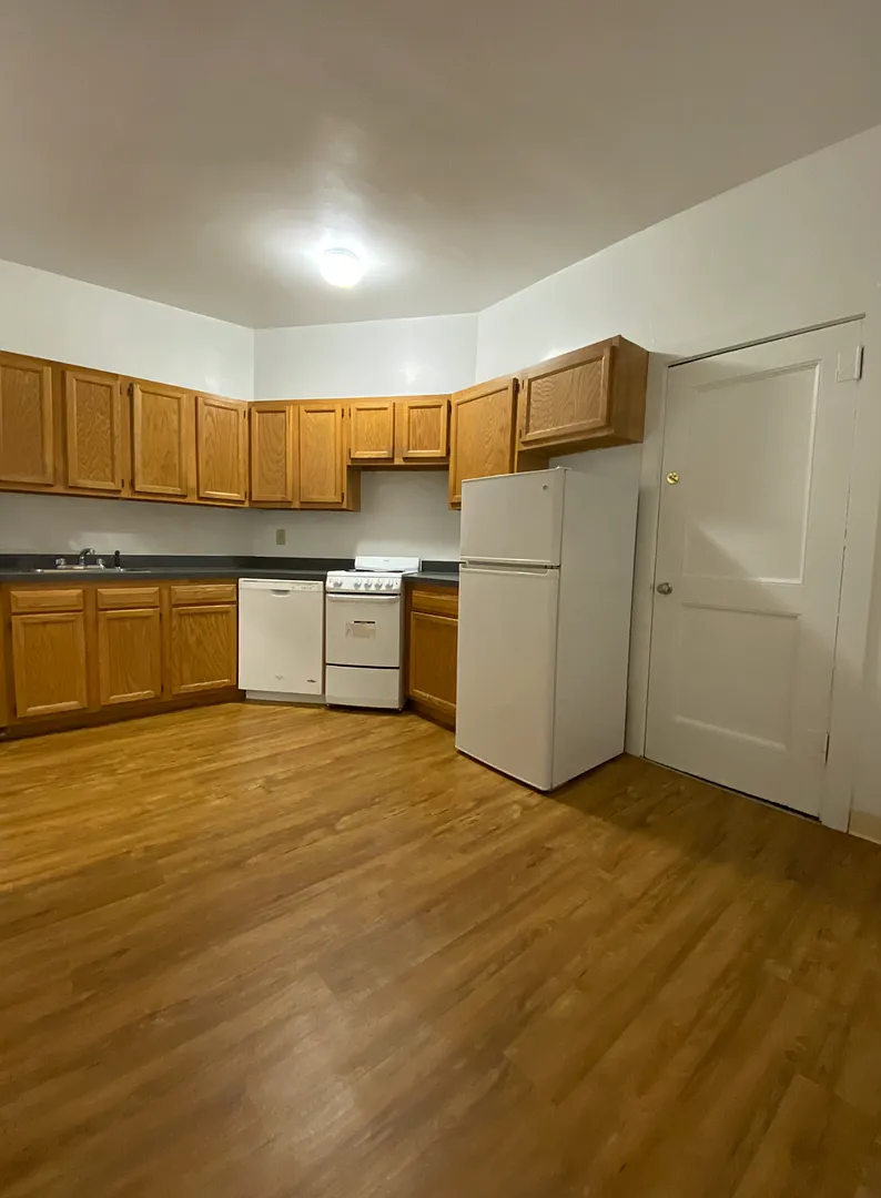 9/1 No Fee! Spilt-style 3BR on Beacon St near Wash Sq/Coolidge — Photo 2