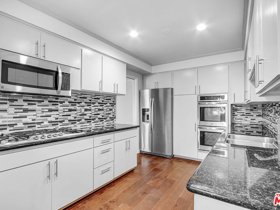 1st image of 16012 Moorpark St Unit 202