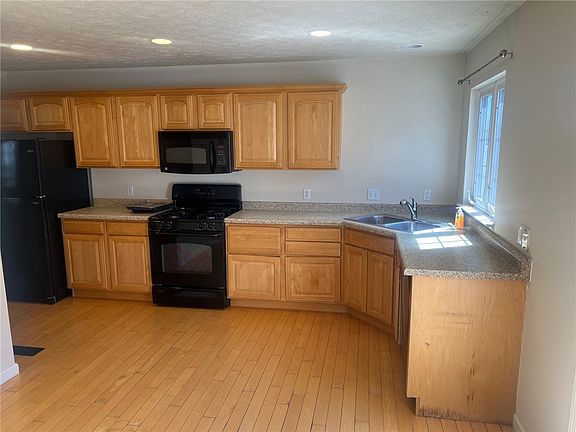 5th image of 610 Garden Way