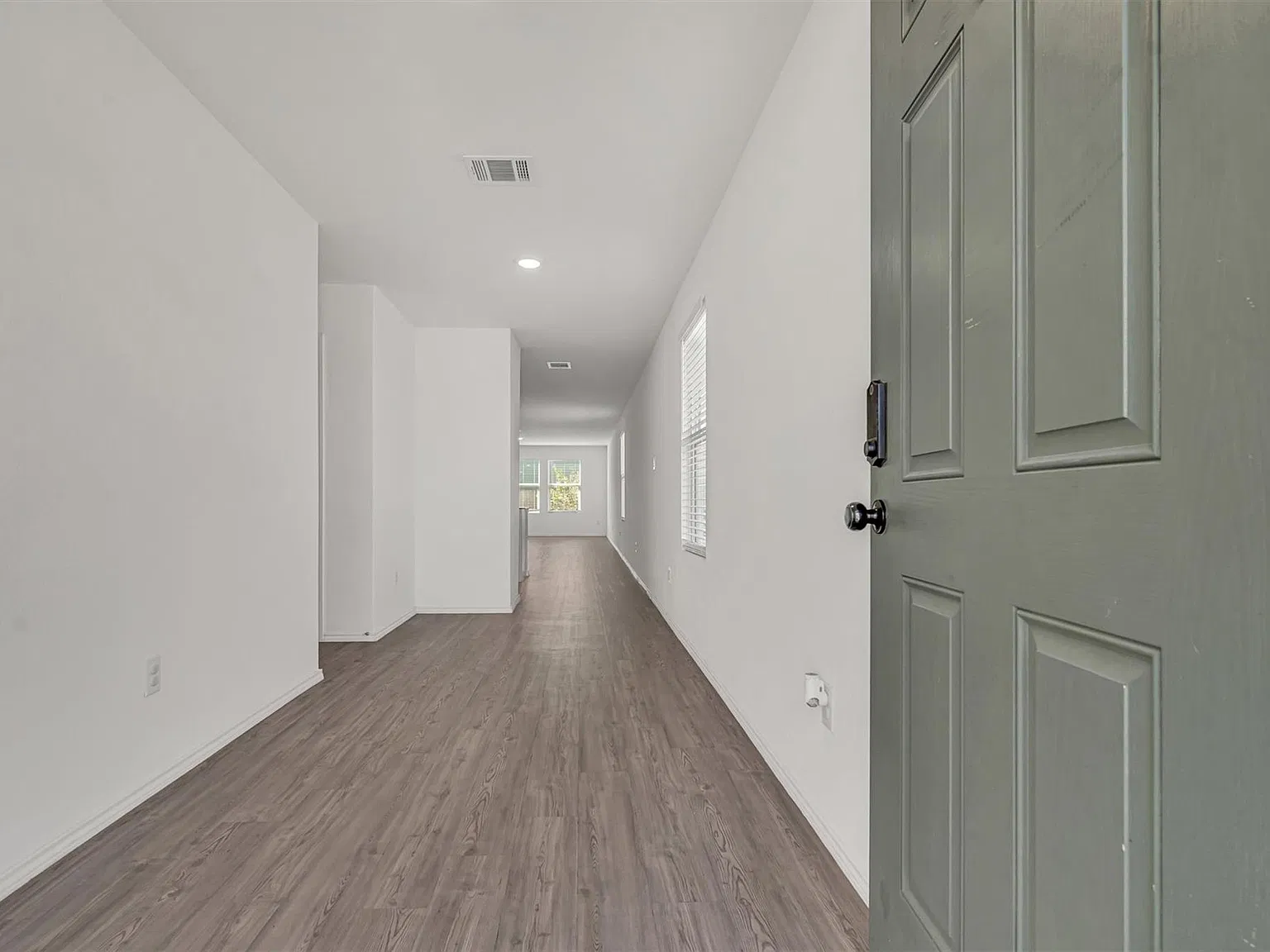 4 bed, 2.0 bath, 1627 sqft, $1,595 — Photo 3