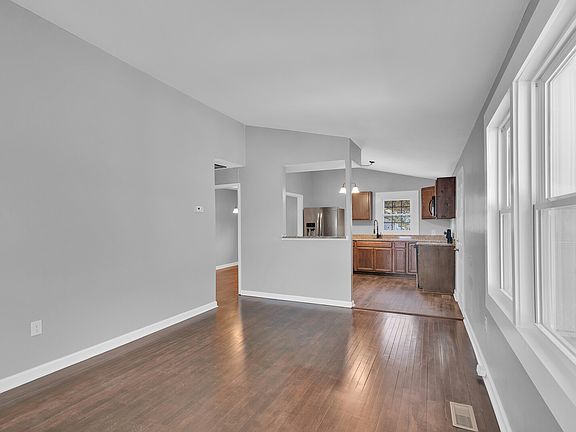 4th image of 1004 E Russell Ct