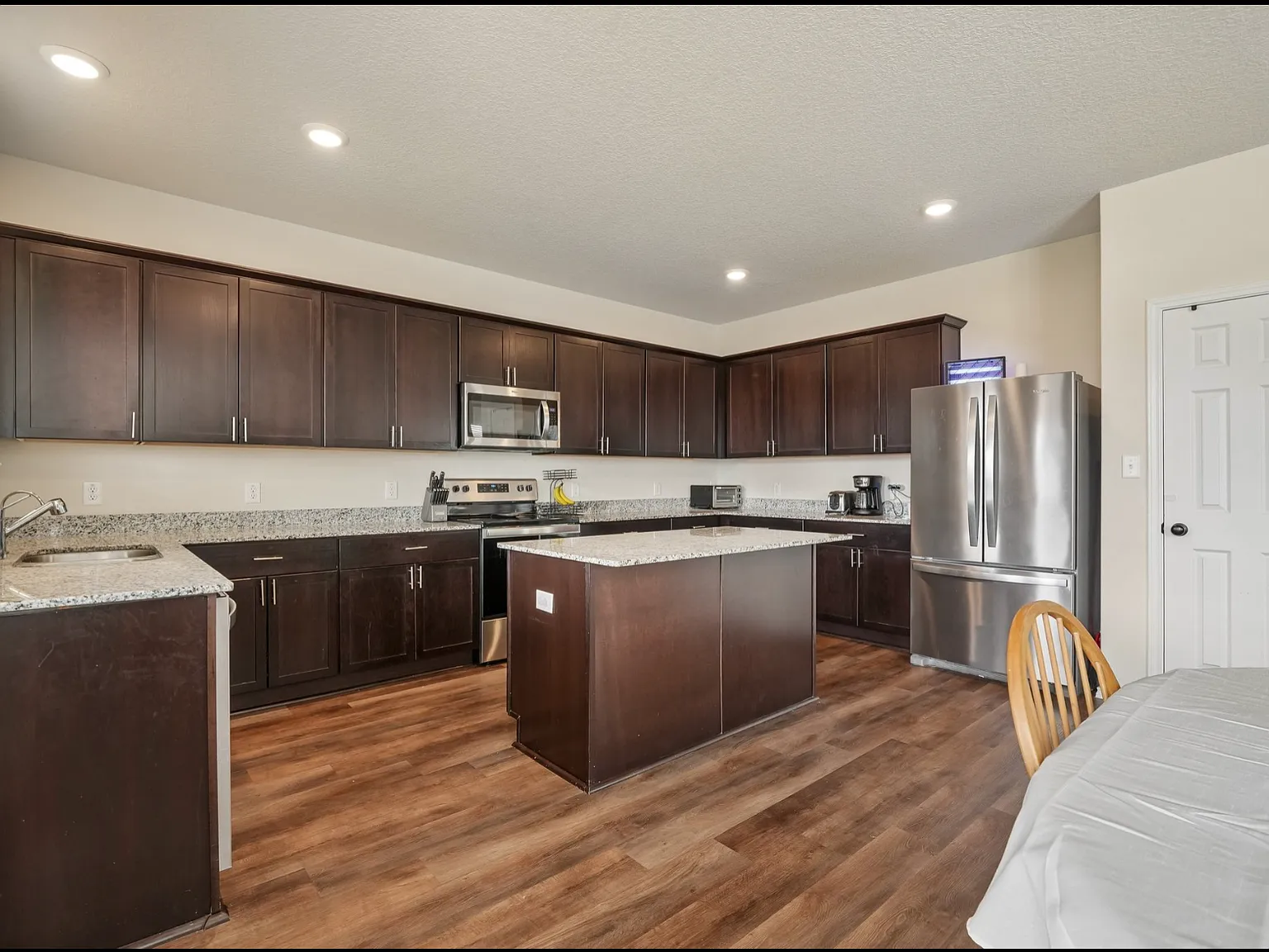 4 bed, 2601 sqft, $2,400 — Photo 4