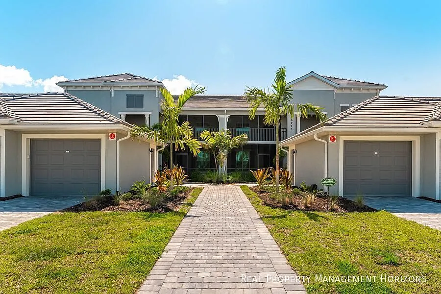 Stunning Luxury Brand New Condo, Beautifully Furnished to a high Standard in Golf Resort — Photo 2